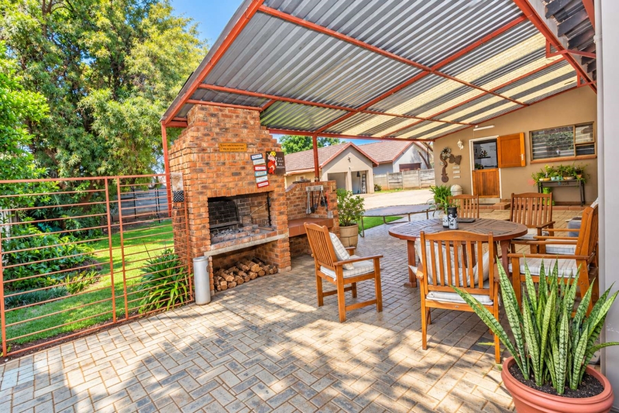 5 Bedroom Property for Sale in Melodie North West